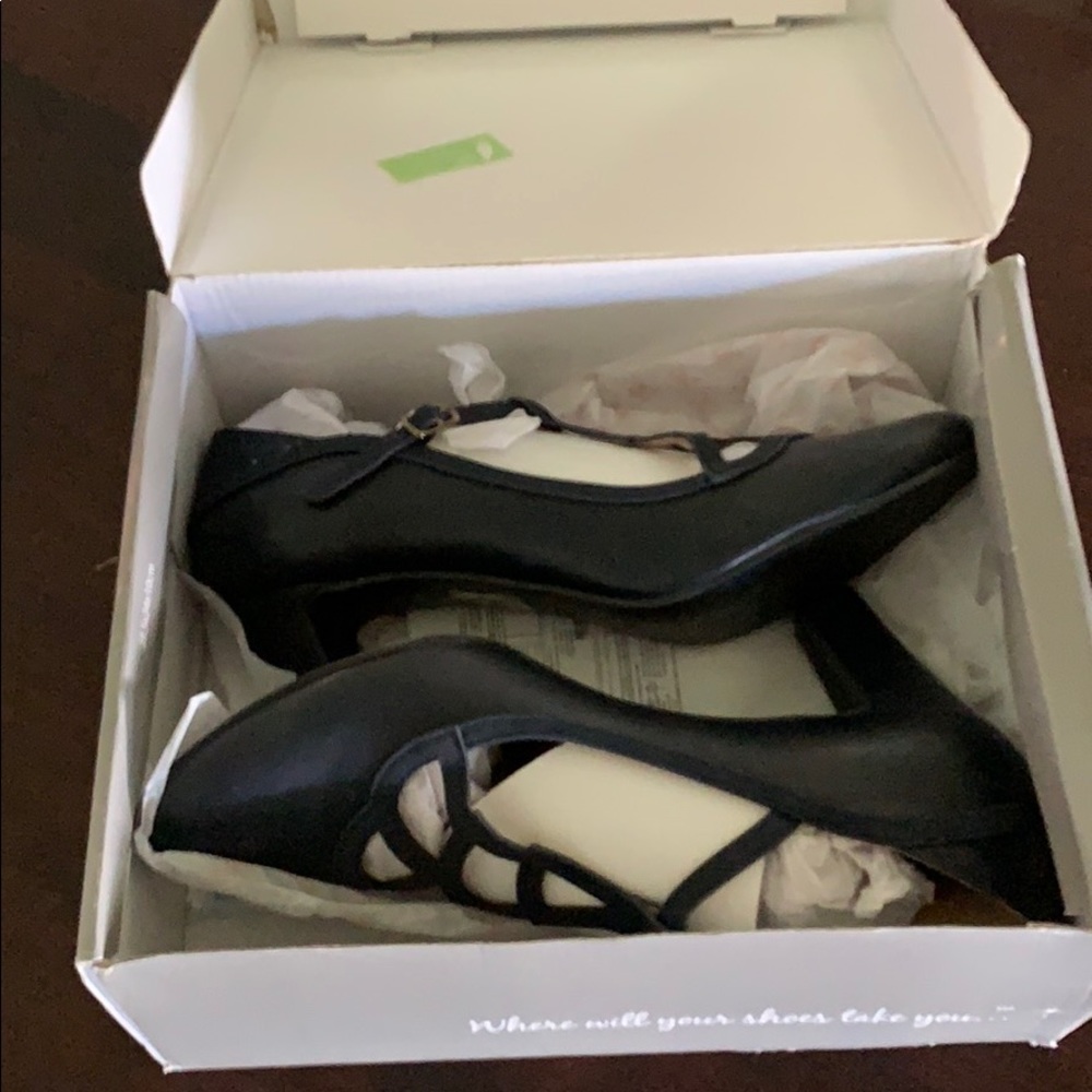 NIB Modcloth t-strap navy blue pumps size 12!